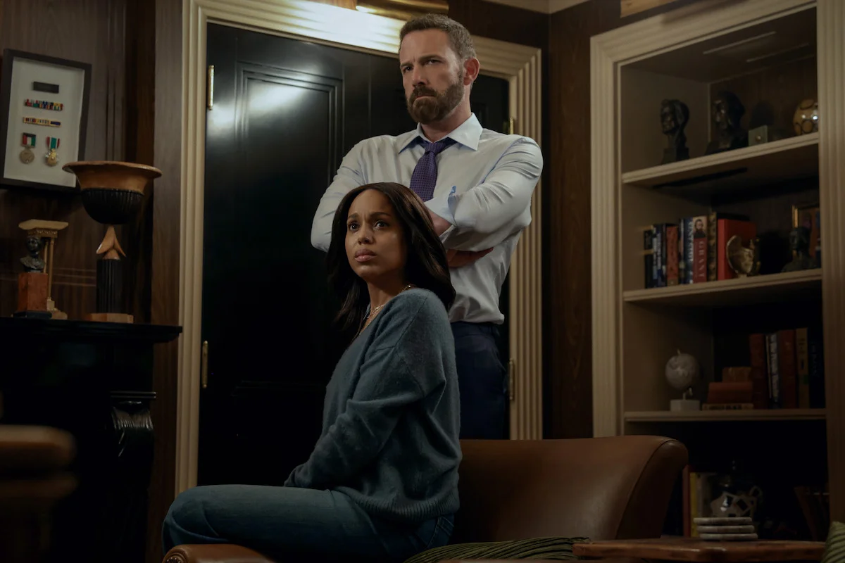 Kerry Washington está sentada en un sillón y Ben Affleck permanece detrás con los brazos cruzados.