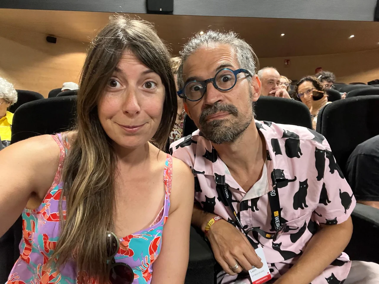María Ruisánchez y Álvaro León se fotografían juntos, sentados en las butacas de una sala.