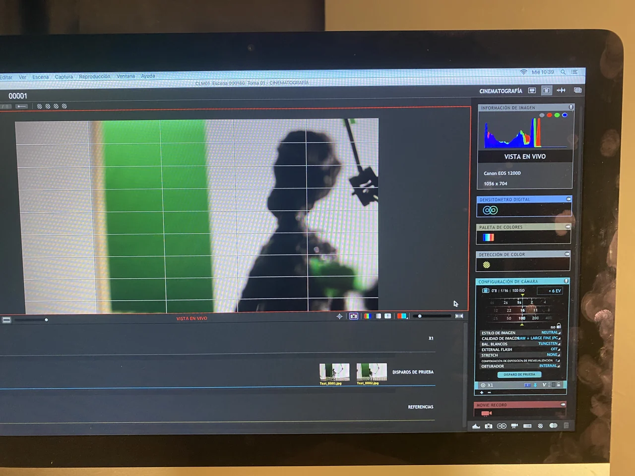 Un monitor de rodaje muestra una figura negra sobre una cuadrícula junto a controles de cámara y color.