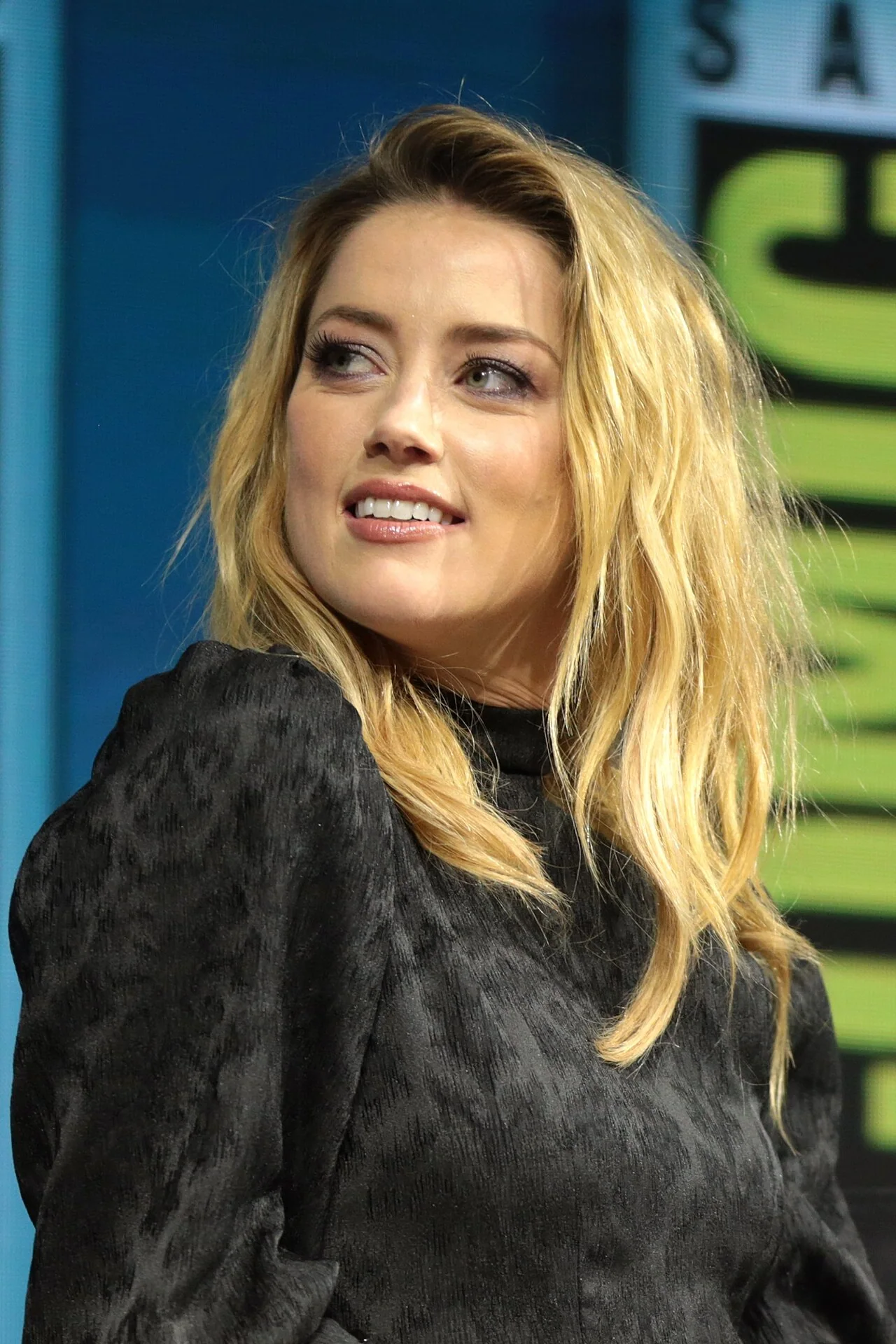 Amber Heard habla durante el panel de Aquaman en la Comic-Con de San Diego de 2018.