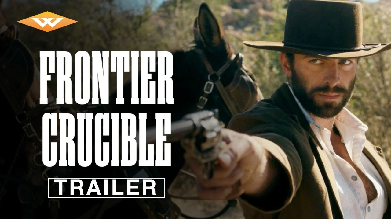Armie Hammer aparece con sombrero de cowboy y apunta una pistola en la imagen promocional de Frontier Crucible.