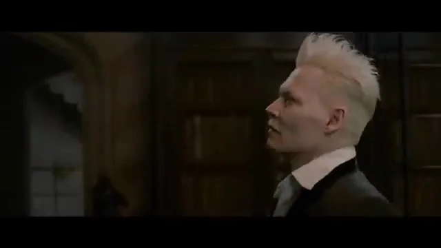 Johnny Depp, como Gellert Grindelwald, aparece de perfil con el pelo platinado y un abrigo oscuro en un fotograma de Animales fantásticos.