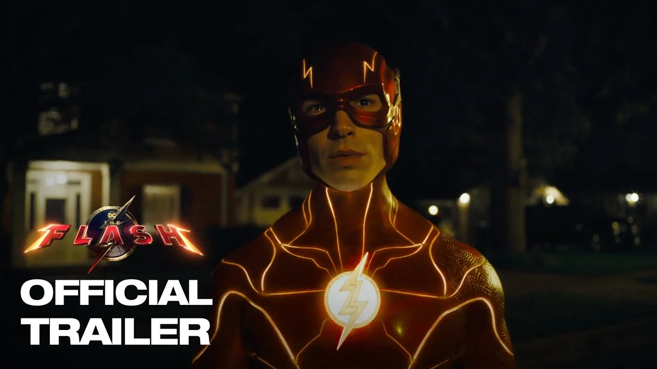 Ezra Miller, con el traje rojo de Flash, mira al frente en el tráiler de la película de 2023.