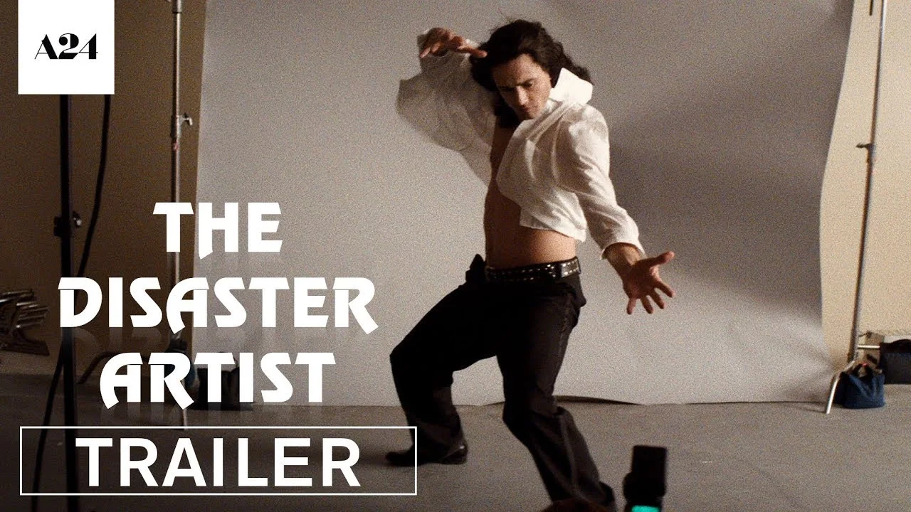 James Franco, caracterizado como Tommy Wiseau, baila en el tráiler de The Disaster Artist.