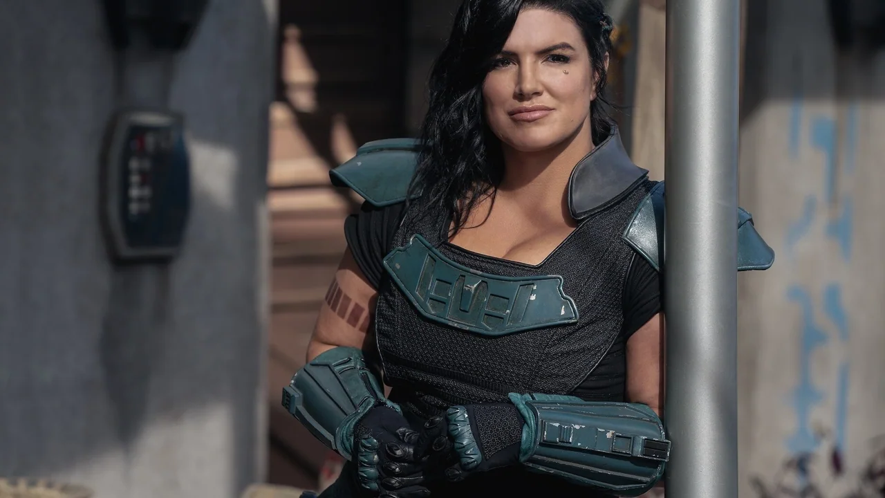 Gina Carano con la armadura de Cara Dune en una imagen promocional oficial de la segunda temporada de The Mandalorian.