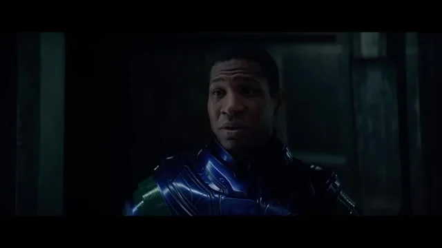 Jonathan Majors aparece con la armadura azul de Kang en una escena de Ant-Man and the Wasp: Quantumania.