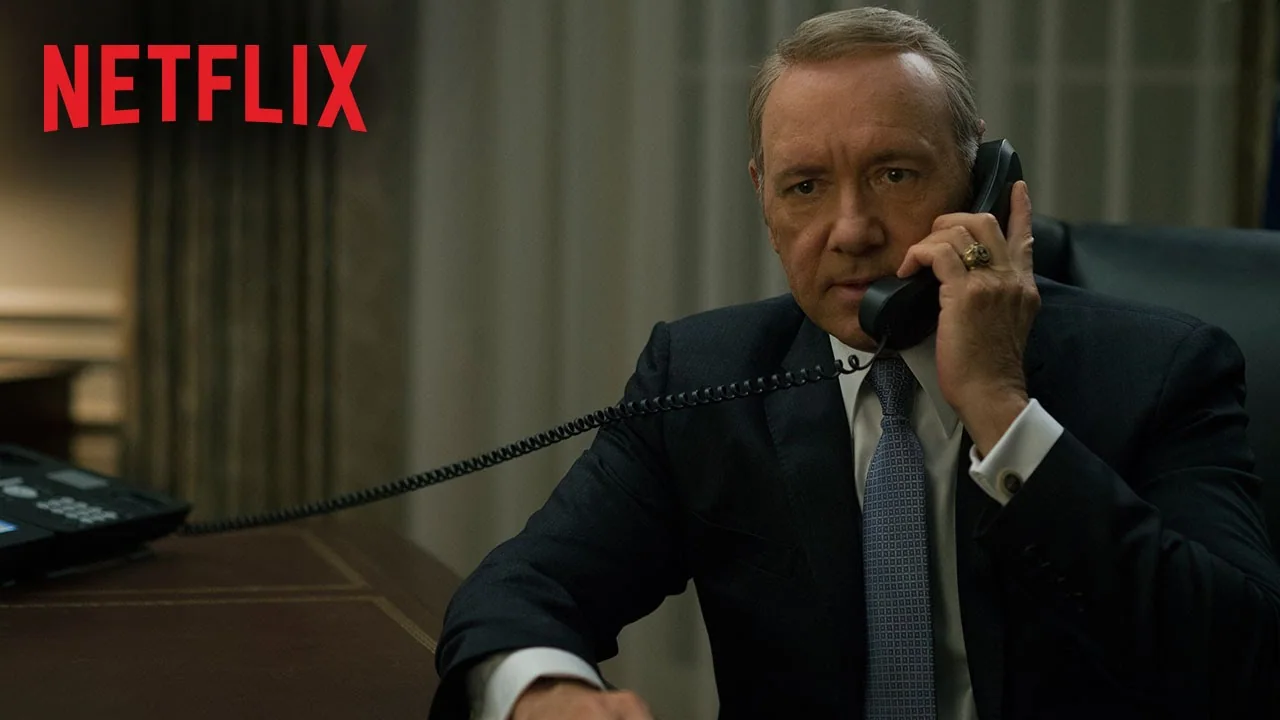 Kevin Spacey interpreta a Frank Underwood, sentado en un sillón y hablando por teléfono, en House of Cards.