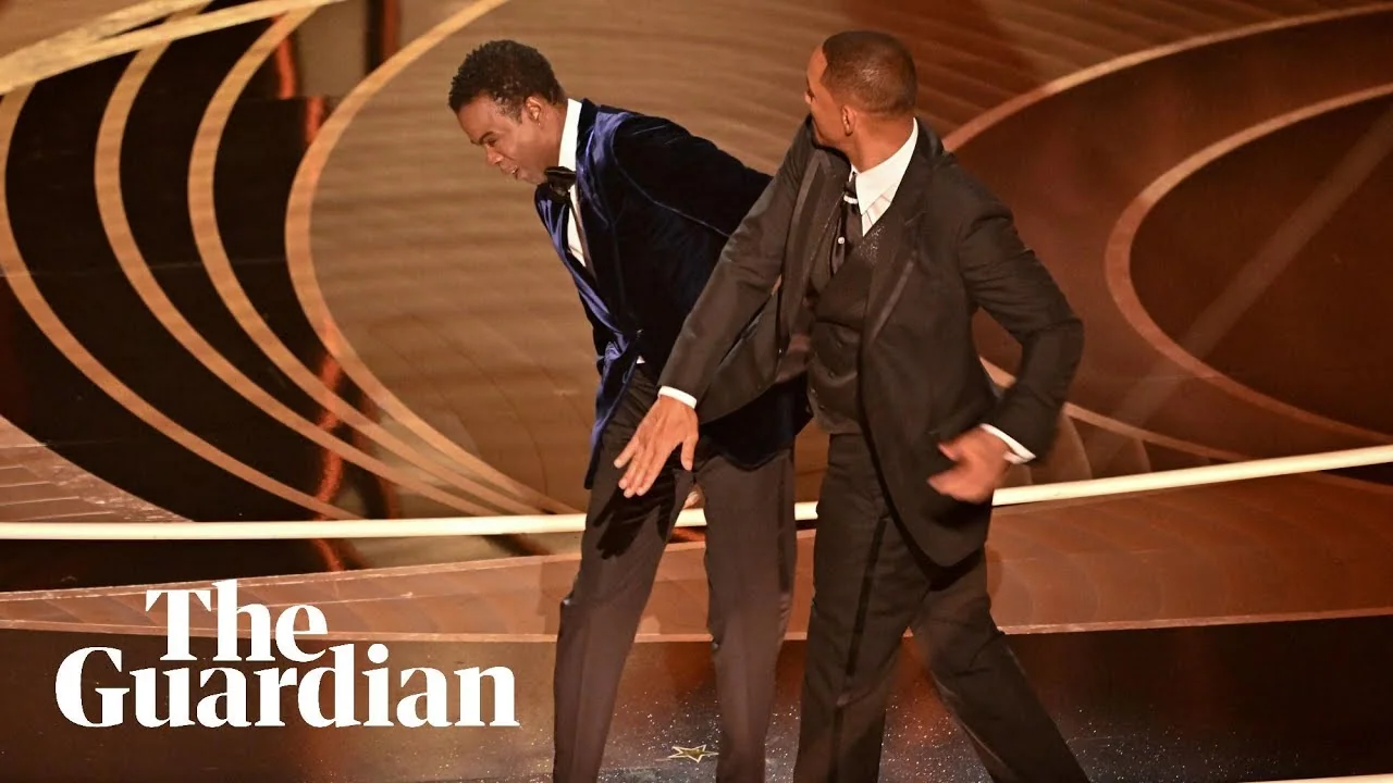 Will Smith golpea a Chris Rock en el escenario durante la ceremonia de los Oscar de 2022.