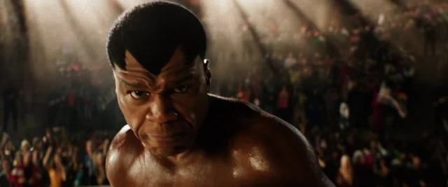 Balrog mira hacia el frente con el público del torneo detrás, en Street Fighter.