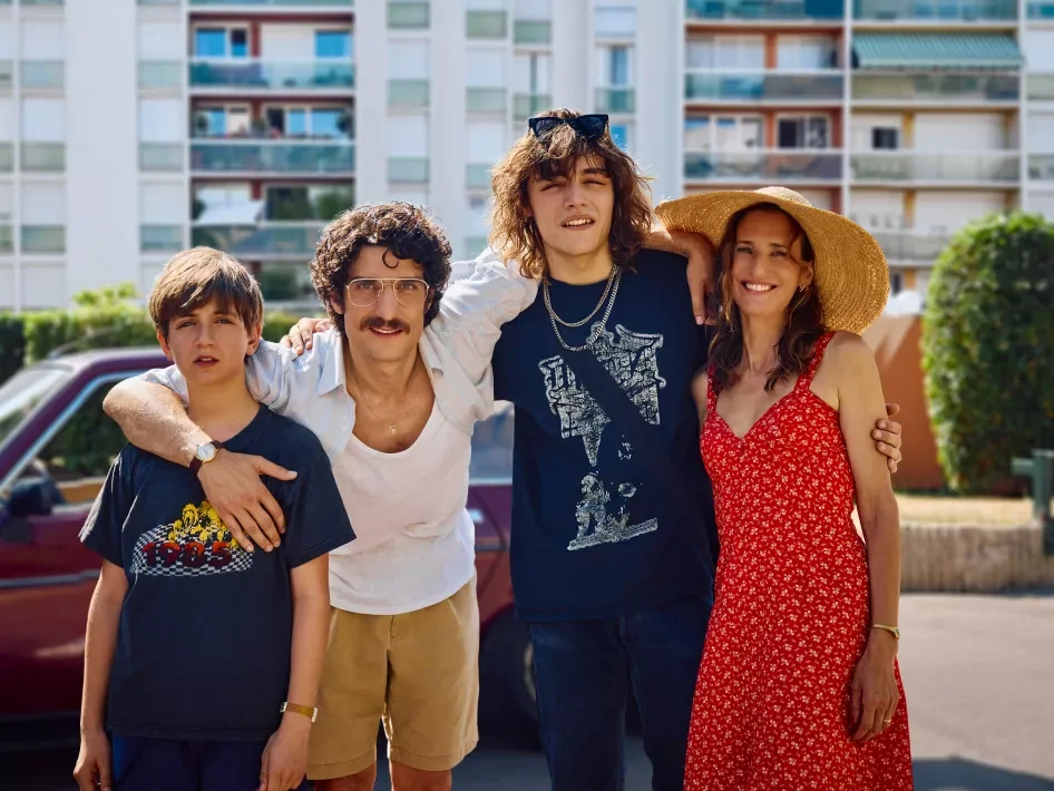 Los cuatro integrantes de la familia de Tiempos de ilusión posan abrazados delante de un edificio de departamentos.