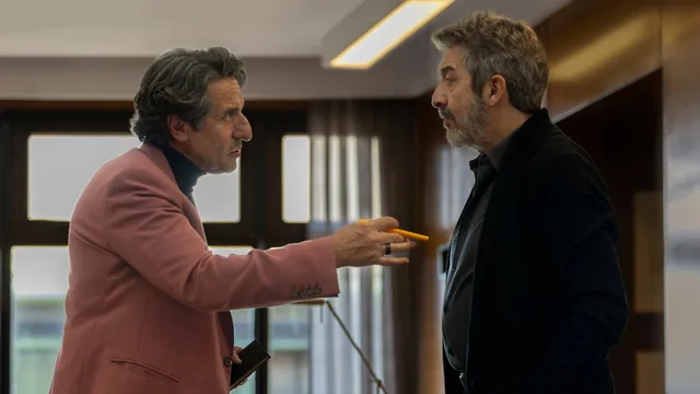 Diego Peretti señala con un lápiz a Ricardo Darín en una escena de Lo dejamos acá.