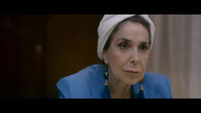 Mirta Busnelli lleva un turbante claro y una prenda azul en un fotograma de La estrella que perdí.