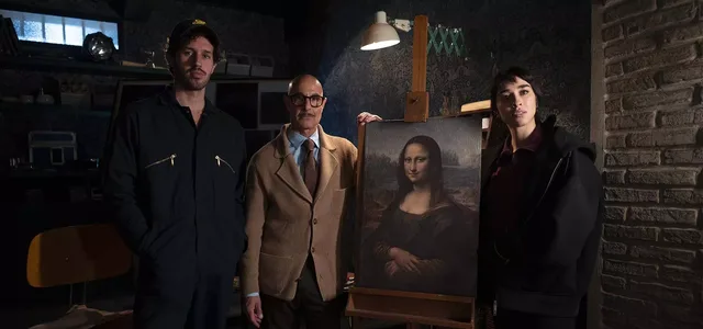 Stanley Tucci, Victor Belmondo y Simona Tabasco posan junto a una reproducción de la Mona Lisa.
