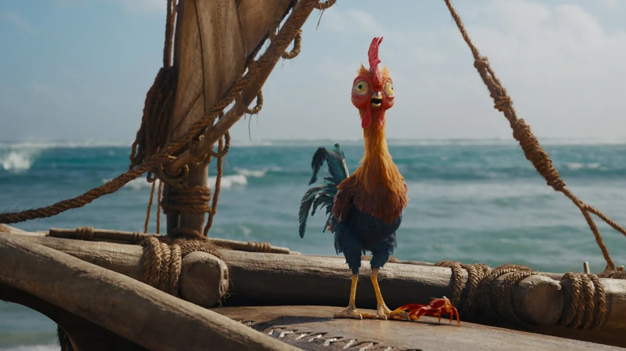 El gallo Heihei está parado sobre la madera de la embarcación, con el océano detrás.