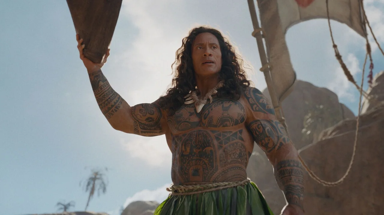 Dwayne Johnson interpreta a Maui y sostiene un remo junto a una vela de la embarcación.
