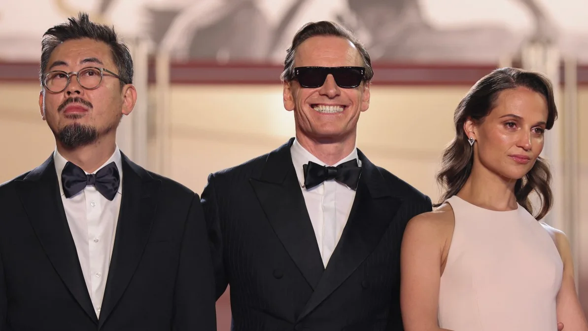 Na Hong-jin, Michael Fassbender y Alicia Vikander posan juntos, vestidos de gala.