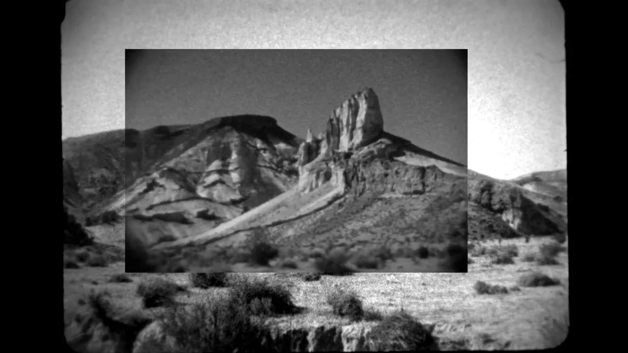 Una pantalla muestra un paisaje rocoso en una imagen en blanco y negro de Diario de un alien abandonado.