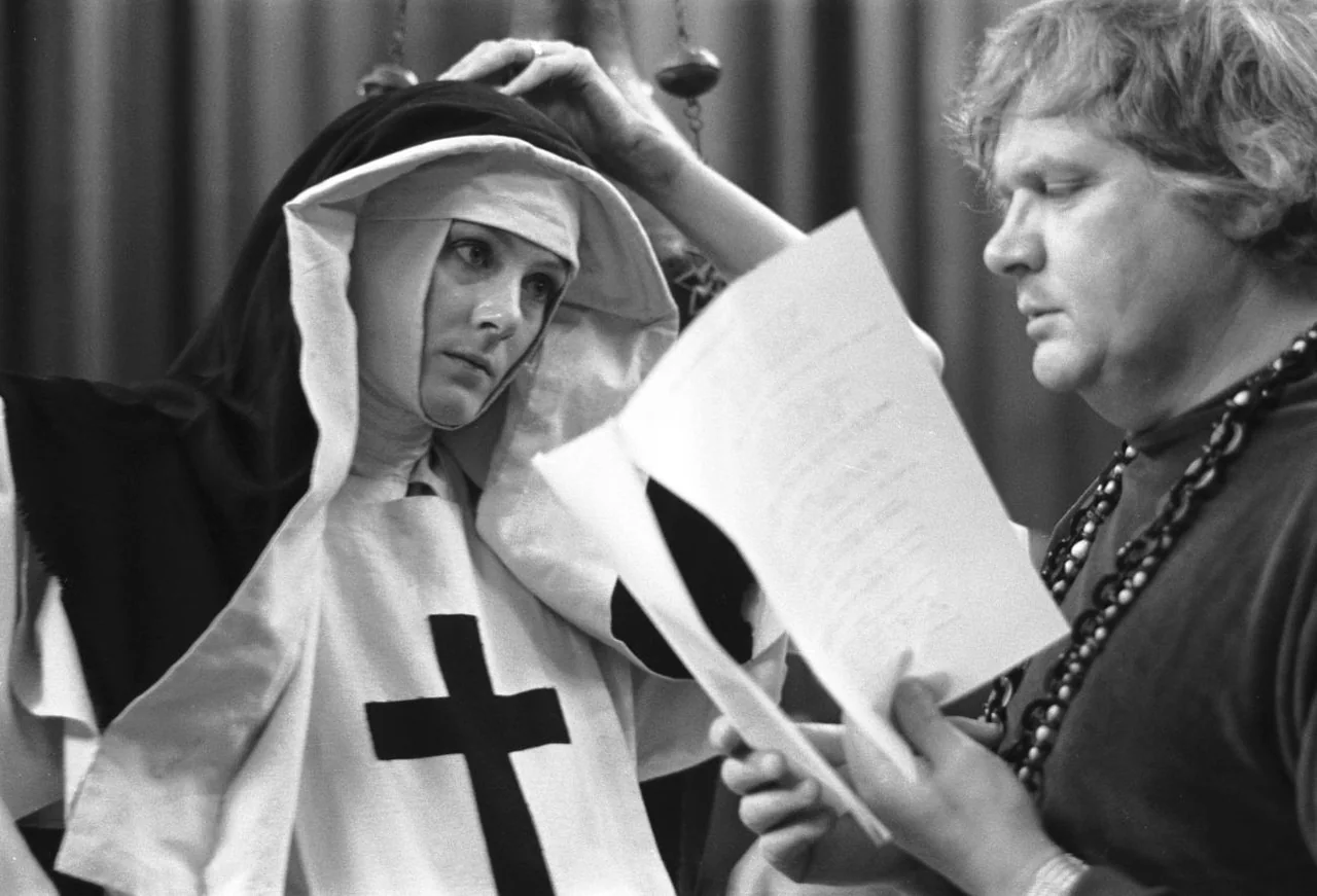 Vanessa Redgrave, vestida como una religiosa, mira unas hojas junto a Ken Russell durante el rodaje.